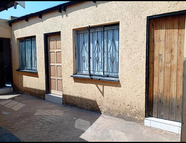 2 BEDROOM HOUSE FOR SALE IN PROTEA GLEN